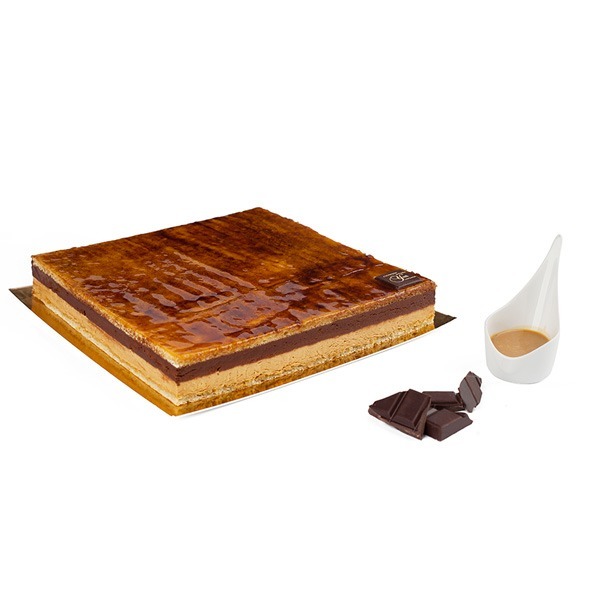 La Marquise - Biscuit amandes caramélisées, bavaroise caramel, mousse chocolat, servie avec une crème anglaise caramel.