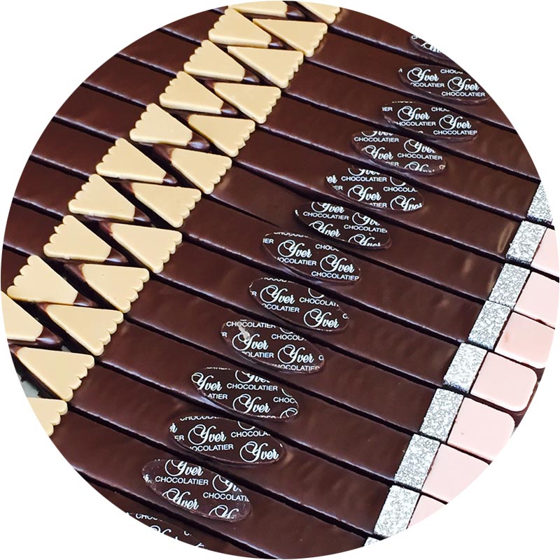 Crayon praliné enrobé de chocolat noir